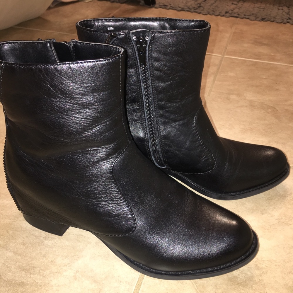 Two Lips ankle booties
